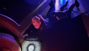 Read more about the article Policjanci z kołobrzeskiej drogówki uratowali psa, który utknął zakleszczony pod autem