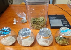 Read more about the article 15-latek i niewiele od niego starszy mężczyzna zatrzymani za posiadanie znacznej ilości narkotyków