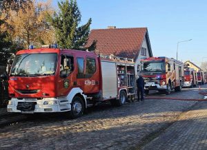 Read more about the article Pożar domku jednorodzinnego. Strażacy zapobiegli większemu nieszczęściu