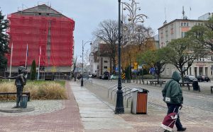 Read more about the article Zamknięte główne wejście do urzędu miasta, ruch jedną stroną chodnika. Rusza kolejny etap remontu