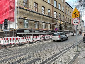 Read more about the article Kolejny etap termomodernizacji magistratu. Ruch pieszych możliwy tylko jedną stroną ul. Ratuszowej