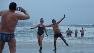 Read more about the article Trwa Festiwal (ekstremalnego w tym roku) Morsowania. Program na niedzielę