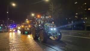 Read more about the article Parada przystrojonych świątecznie ciągników. Tak pomagają schronisku dla zwierząt (WIDEO)