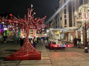 Read more about the article Drzewko zakochanych stoi na placu Ratuszowym. Jutro start romantycznego lutego