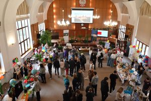 Read more about the article Stoiska z siedmiu krajów świata w kołobrzeskim „Ekonomie” (ZDJĘCIA)