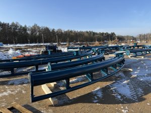 Read more about the article Rollercoastery dotarły na teren parku rozrywki. Otwarcie tuż, tuż