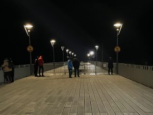 Read more about the article Molo w Kołobrzegu częściowo niedostępne. W połowie pomostu stanęły bramki