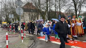 Read more about the article Liczny Orszak Trzech Króli przeszedł dziś ulicami Kołobrzegu (WIDEO)