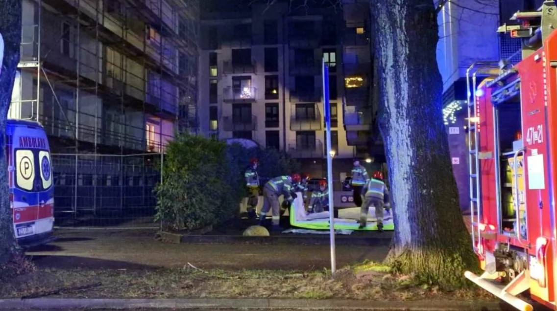 You are currently viewing 14-latka chciała skoczyć z bloku przy ul. Solnej. Pomogła rozmowa z policjantami