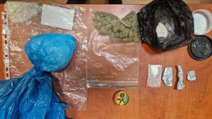 Read more about the article 48-latek prowadził pod wpływem metamfetaminy i amfetaminy. Posiadał też sporo narkotyków