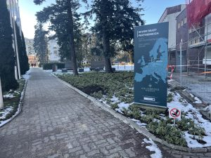 Read more about the article Szafka na minielektroodpady zniknęła z centrum. Gdzie wyrzucić baterie, żarówki lub starą ładowarkę?