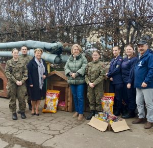 Read more about the article „Rataj” z Gościna dla schroniska Reks w Kołobrzegu. Ciepłe budy dla psów trafiły do przytuliska