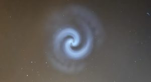 Read more about the article Świetlisty wir na niebie nad Kołobrzegiem. Wyjaśniamy, co to