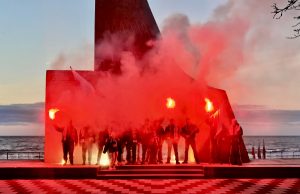 Read more about the article Kibice Kotwicy Kołobrzeg oddali hołd bohaterom walk o Kołobrzeg