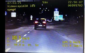 Read more about the article Pędzą przez miasto, nie zwalniają nawet w rejonie przejść dla pieszych