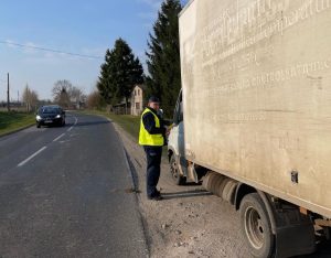 Read more about the article Drogówka kontrolowała przewoźników. Jeden nie miał prawa siąść za kółko