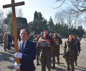 Read more about the article Godny pochówek żołnierzy po 80 latach
