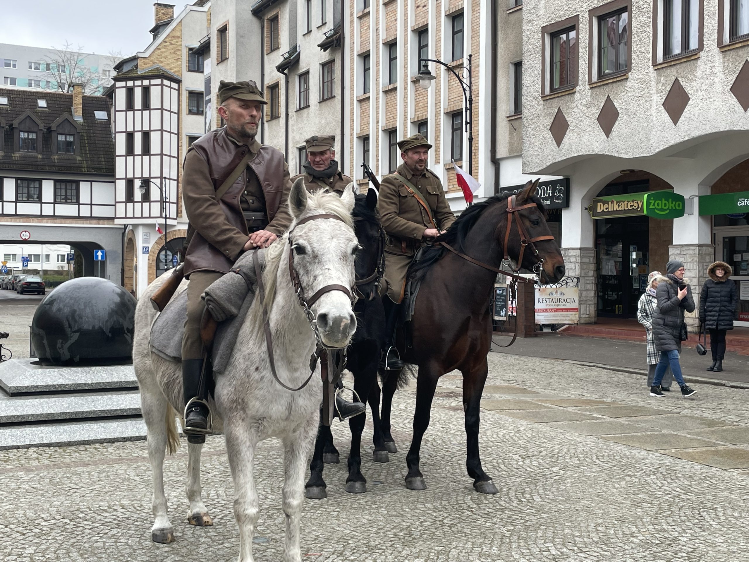 You are currently viewing Event historyczny z okazji 80. rocznicy walk o Kołobrzeg (ZDJĘCIA, WIDEO)