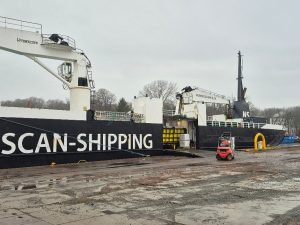 Read more about the article KARMSUND wpłynął do kołobrzeskiego portu. Zmieścił się na styk