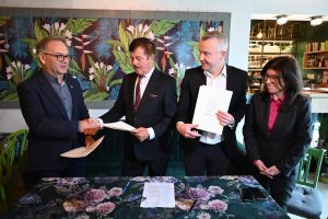 Read more about the article Umowa na budowę drogi pieszo-rowerowej wzdłuż ul. Fredry podpisana