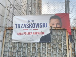 Read more about the article Policja zatrzymała i ukarała mężczyznę, który zniszczył banery wyborcze