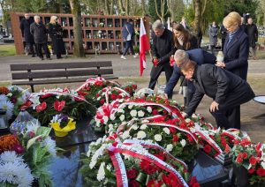 Read more about the article 15. rocznica katastrofy smoleńskiej. Kwiaty na grobie Sebastiana Karpiniuka