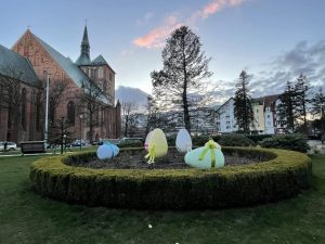 Read more about the article Wielkanocne zające i pisanki udekorują miasto przed świętami