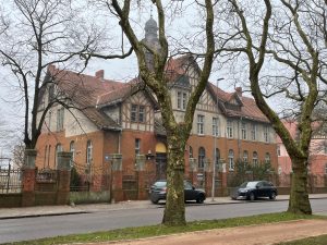 Read more about the article Co dalej z zabytkowym budynkiem z wieżą zegarową przy Łopuskiego?