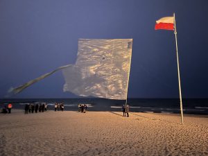 Read more about the article Kołobrzeg miasto wiatru. Pokaz animacji na plaży w ekstremalnych warunkach (WIDEO)