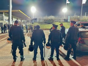 Read more about the article Patrole konne i dron na meczu przy Śliwińskiego. Policja szuka kibiców, którzy odpalili race i fajerwerki