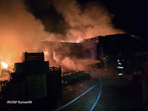 Read more about the article W nocy spłonęła hala magazynowa. Straty są ogromne