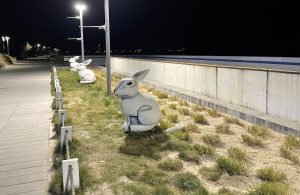 Read more about the article Monitoring nagrał moment zniszczenia wielkanocnych dekoracji przy molo. Będą konsekwencje