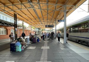 Read more about the article Korekta rozkładu jazdy pociągów. Nowe i dodatkowe połączenia (PLAKATY STACYJNIE)