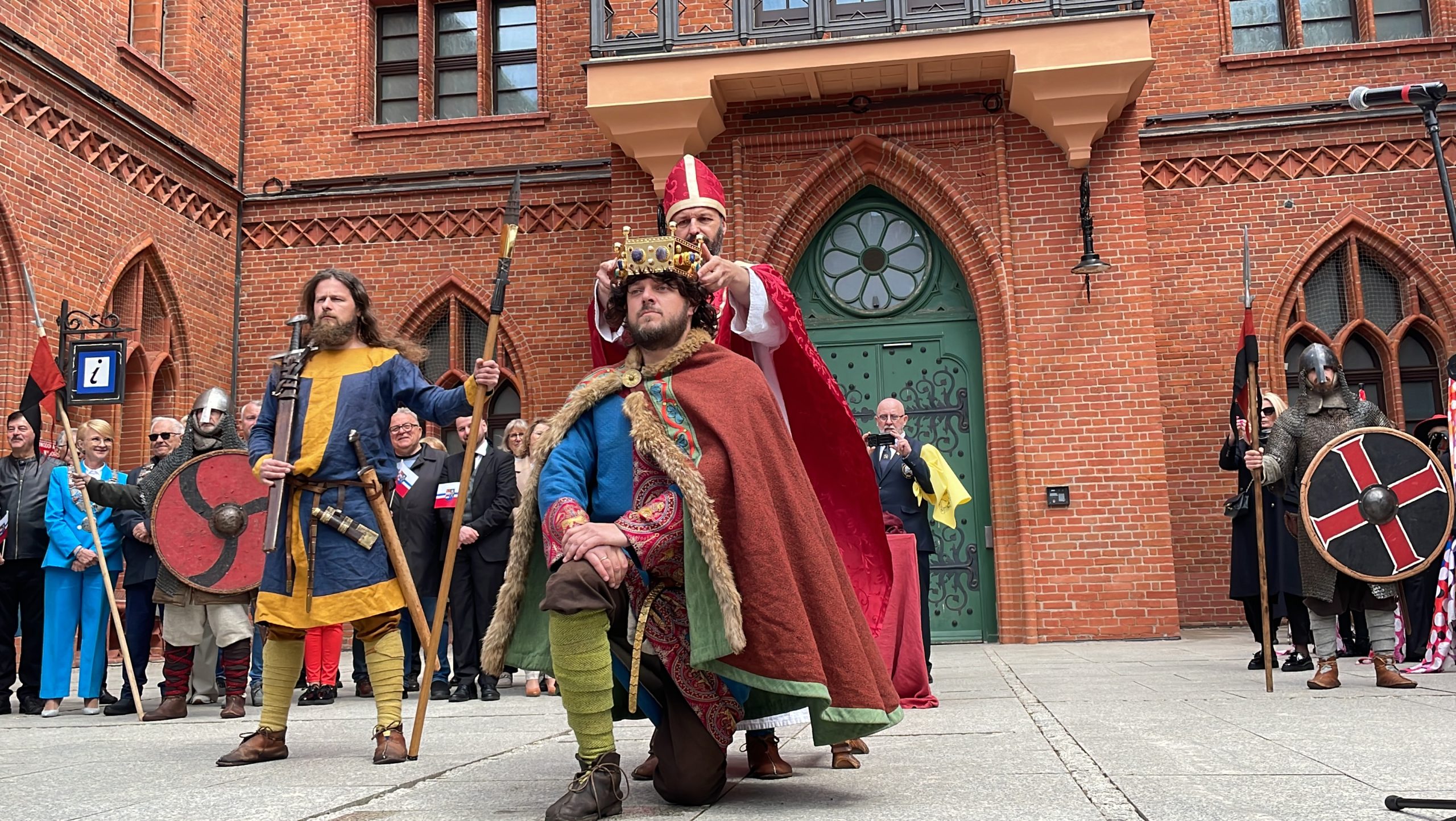 You are currently viewing Inscenizacja z okazji 1000-lecia koronacji Bolesława Chrobrego (WIDEO)