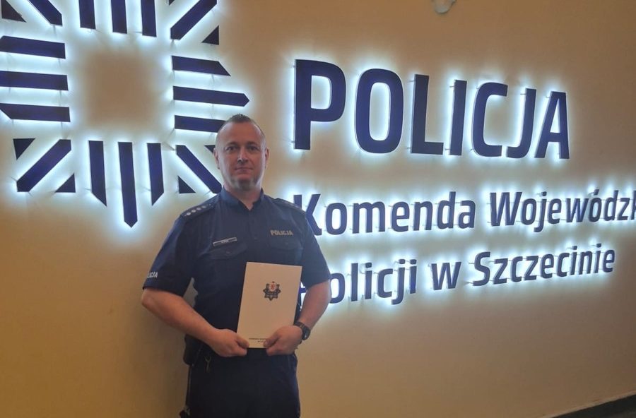 You are currently viewing Policjant z Ustronia Morskiego wyróżniony za interwencję poza służbą