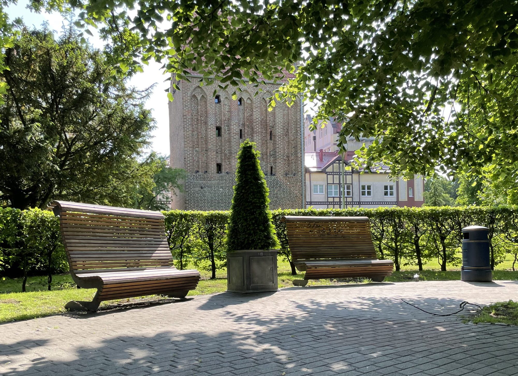 You are currently viewing Duże donice odnalazły się na placu Słowiańskim