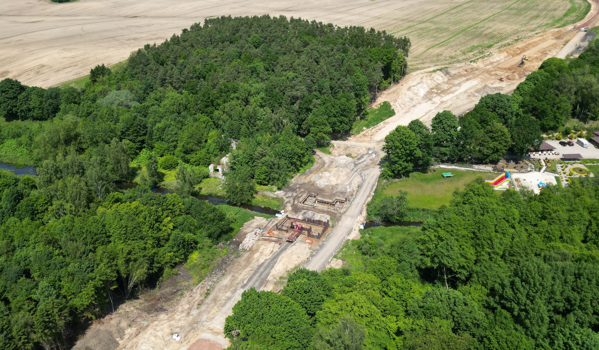 You are currently viewing Przebudowa drogi Trzebiatów-Kołobrzeg. Zobacz na zdjęciach postęp prac