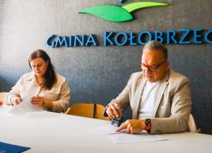Read more about the article Gmina Kołobrzeg zleciła wymianę wiat przystankowych