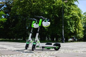 Read more about the article Elektryczne hulajnogi Lime wracają do Kołobrzegu