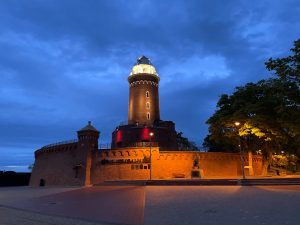 Read more about the article Gratka dla fanów pięknych widoków. Latarnia morska w Kołobrzegu otwarta dłużej