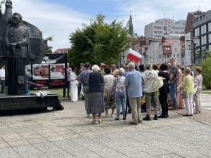 Read more about the article Ulotki, tęcza i różaniec – różne głosy na ulicach Kołobrzegu