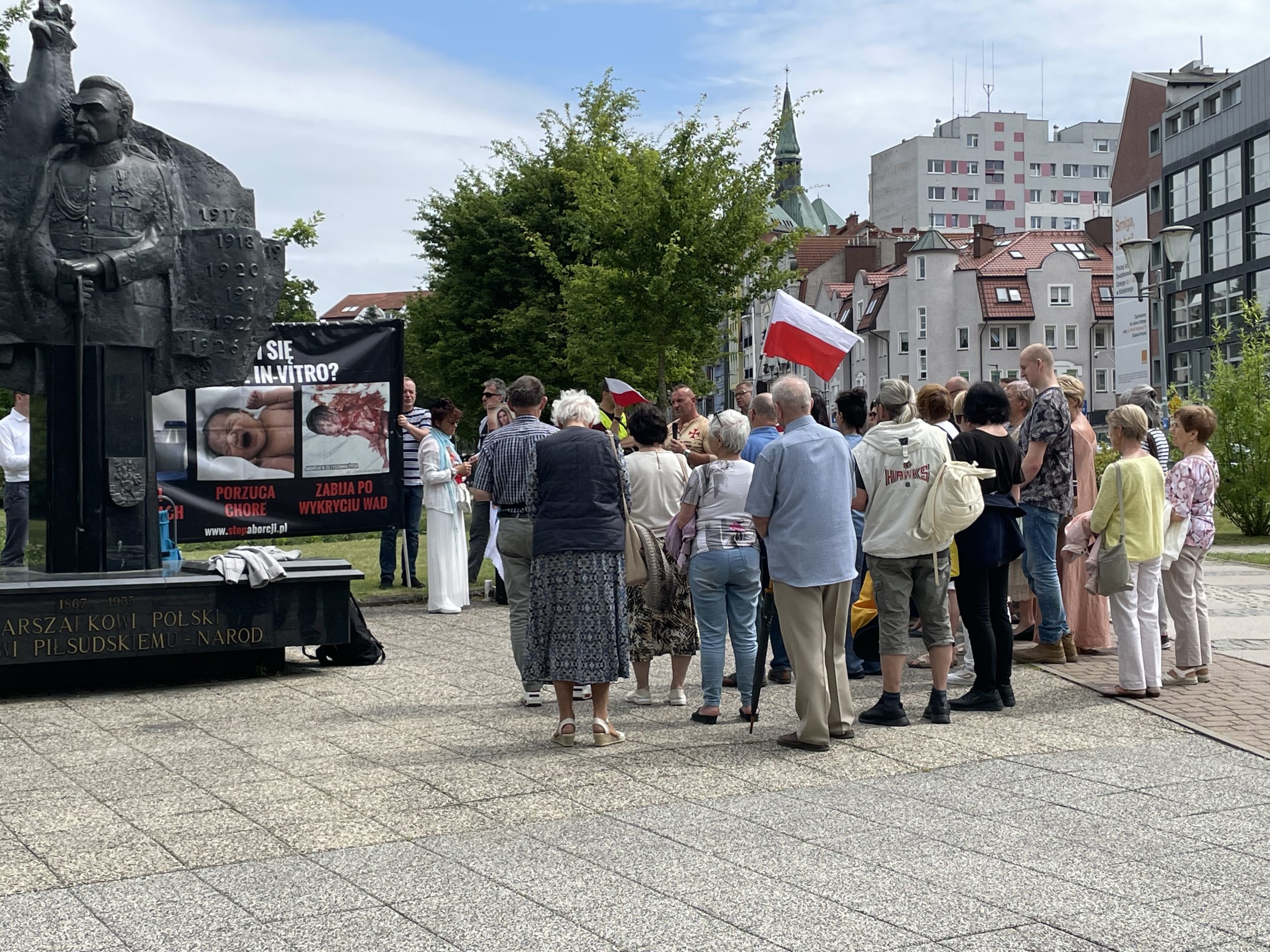 You are currently viewing Ulotki, tęcza i różaniec – różne głosy na ulicach Kołobrzegu