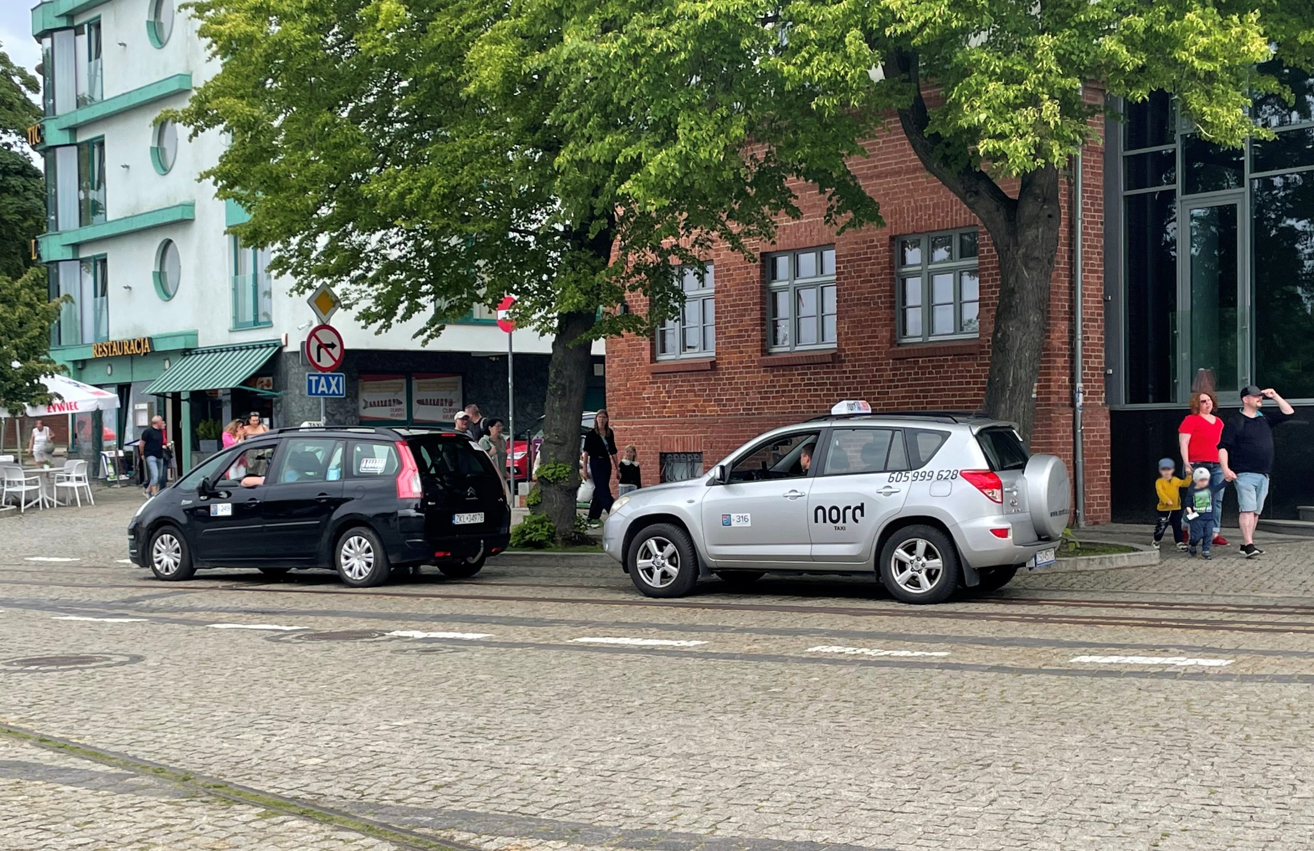 You are currently viewing NOWOŚĆ: taksówka z różową naklejką – co oznacza i dla kogo?