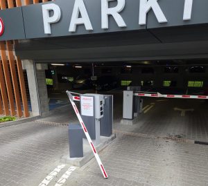 Read more about the article Uszkodził szlaban i odjechał – wszystko zarejestrowała kamera