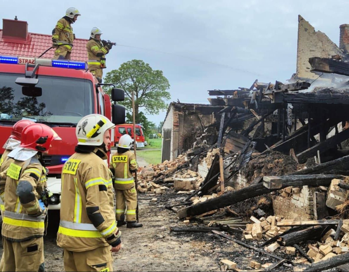 You are currently viewing Nocny pożar w gm. Dygowo. Na ratunek wysłano strażaków z całego pow. kołobrzeskiego