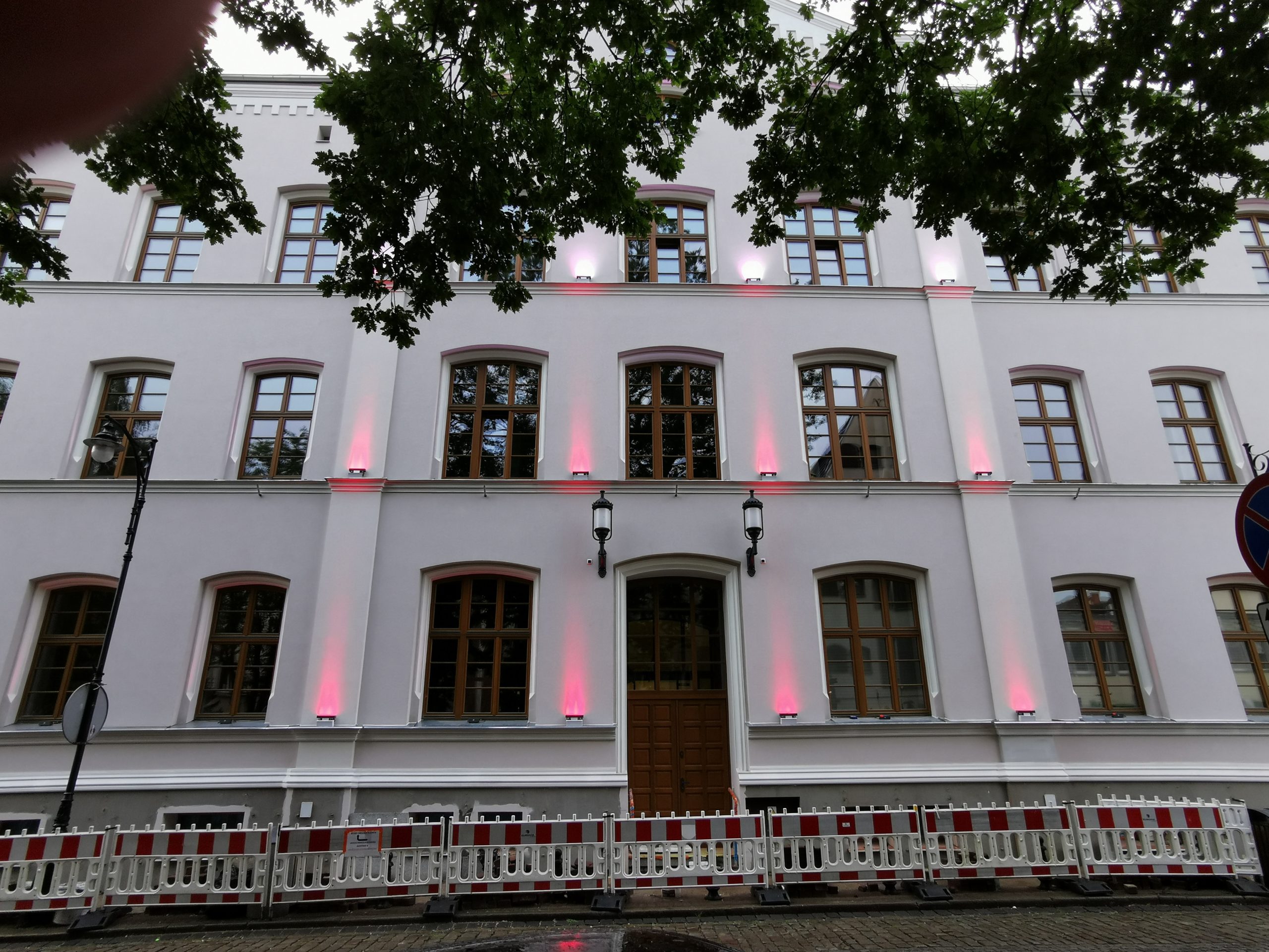 You are currently viewing Budynek Urzędu Miasta w Kołobrzegu zyskał punktową iluminację