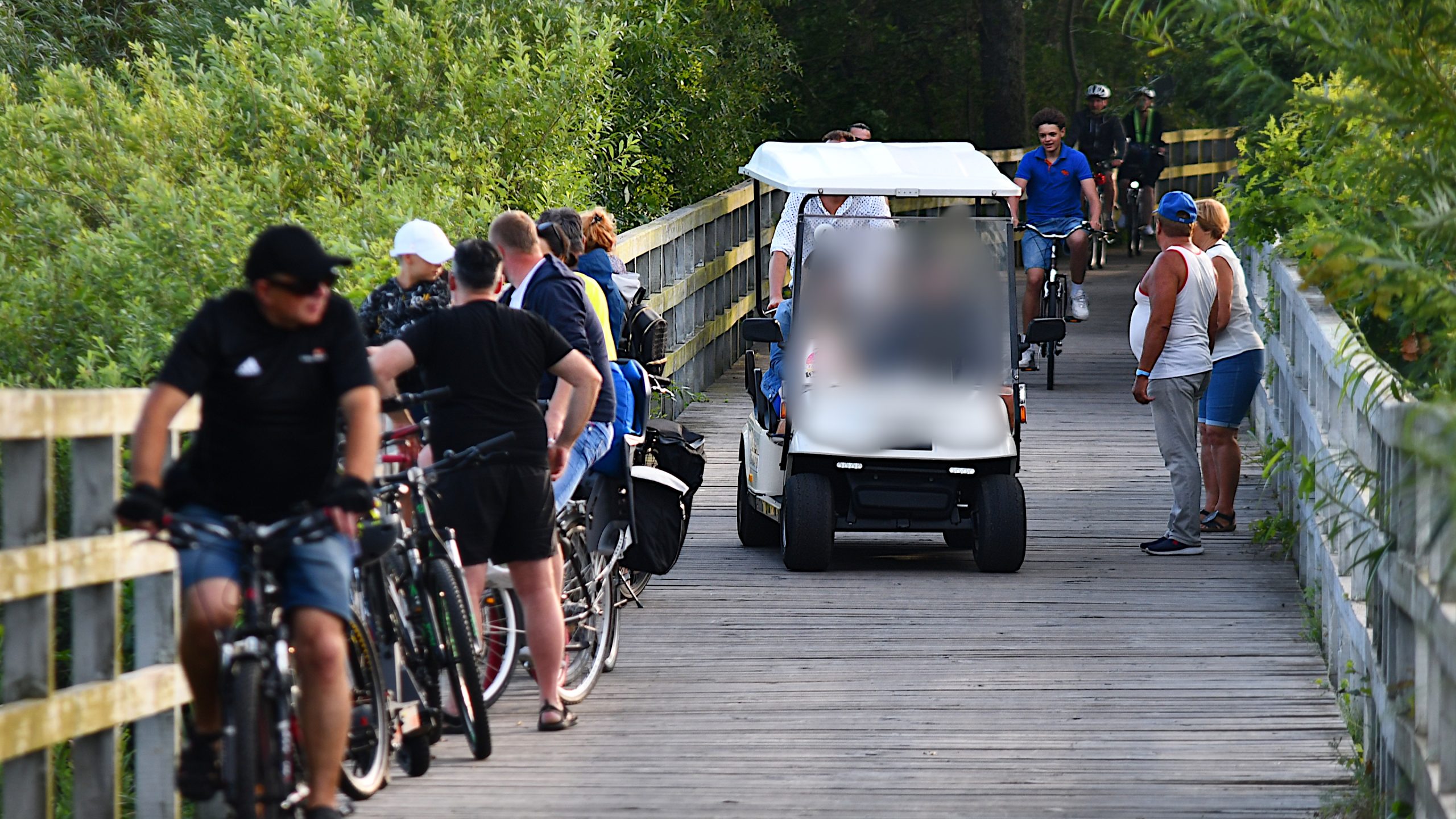 You are currently viewing Meleks kontra piesi i rowerzyści – nielegalna jazda w Ekoparku