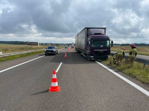 Read more about the article Duża ciężarówka wjechała w bariery na S6