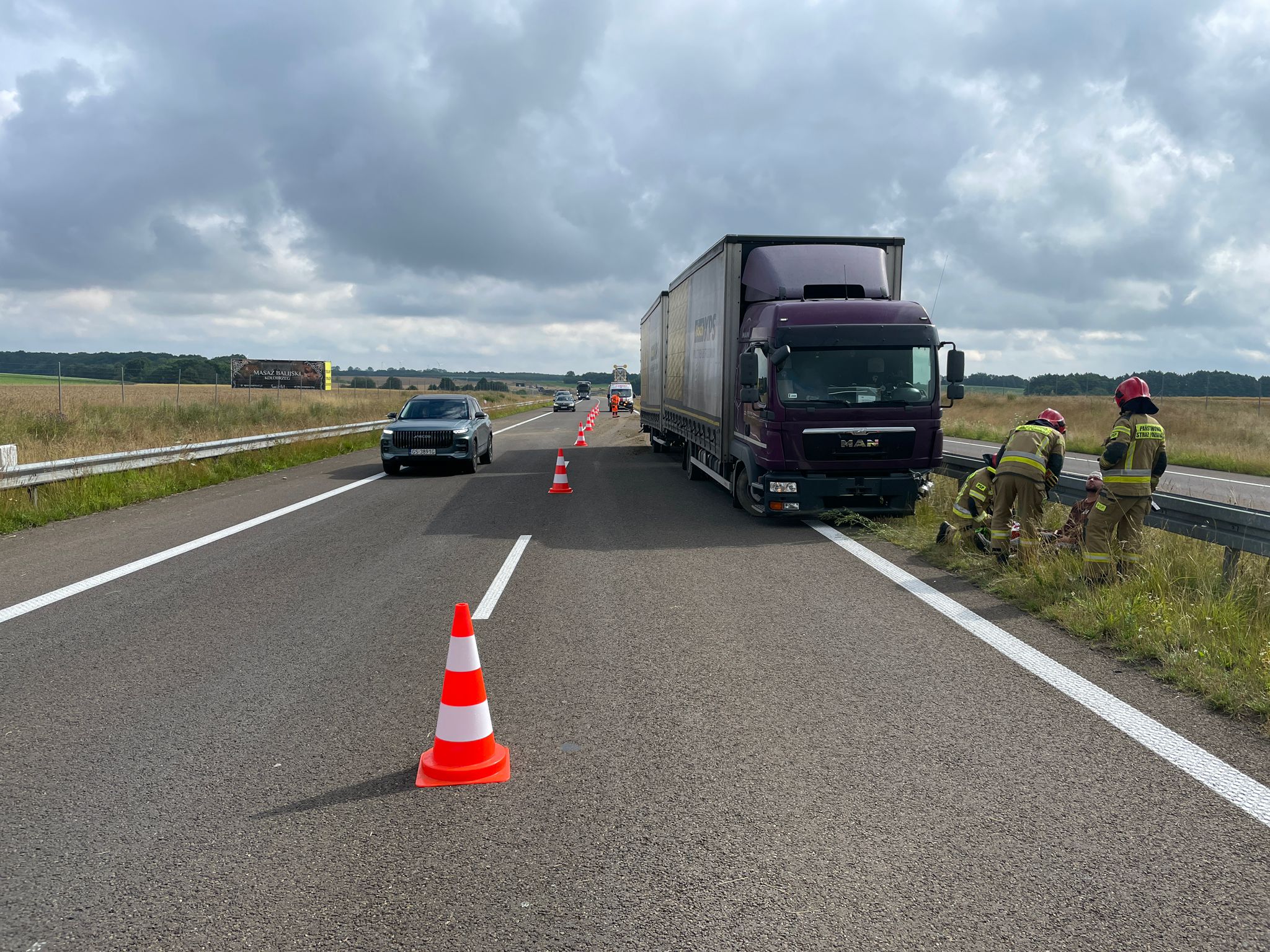 You are currently viewing Duża ciężarówka wjechała w bariery na S6