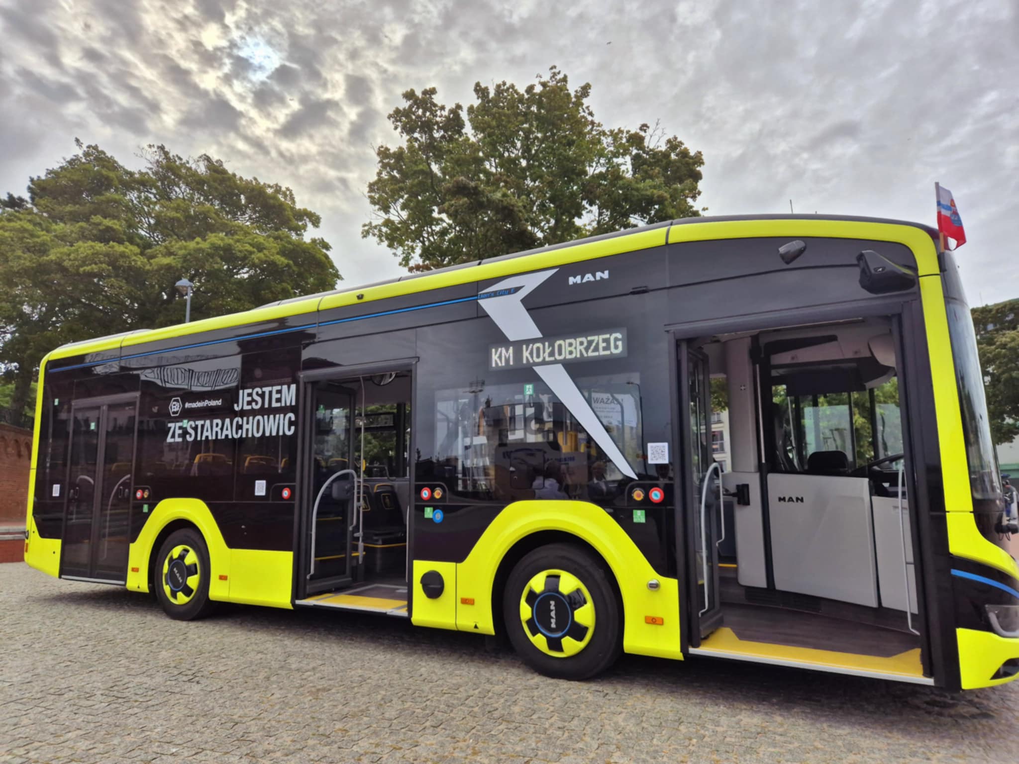 You are currently viewing Komunikacja Miejska testuje tego „elektryka”. Żółty autobus przyjechał ze Starachowic